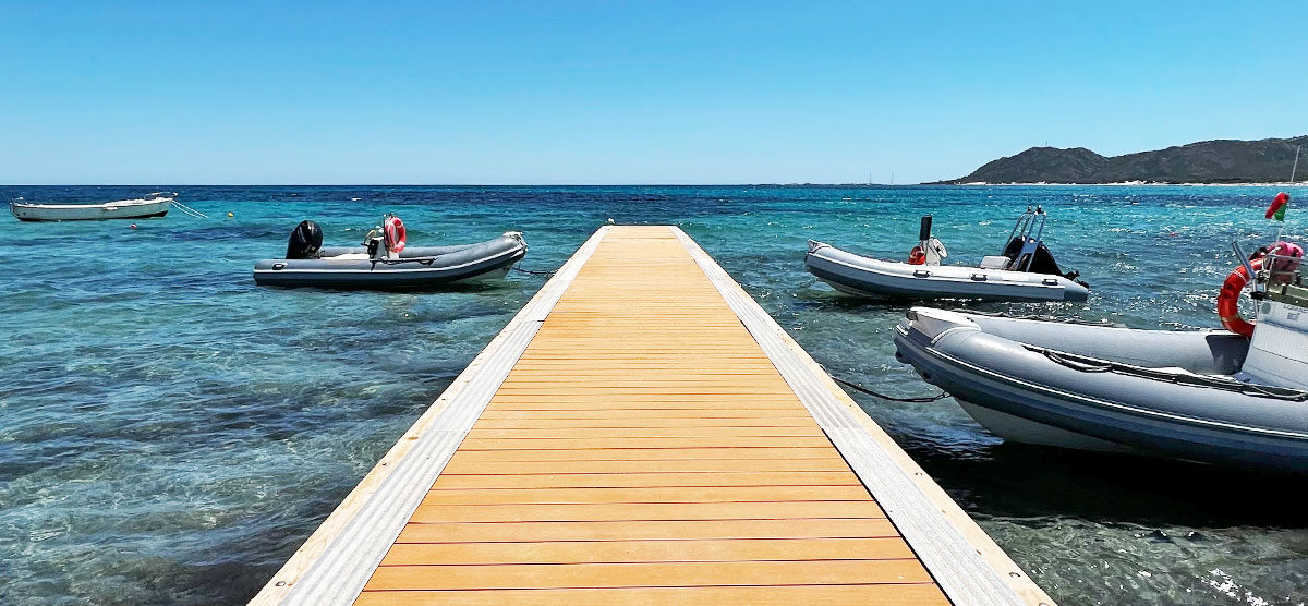 pontile galleggiante con gommoni ormeggiati